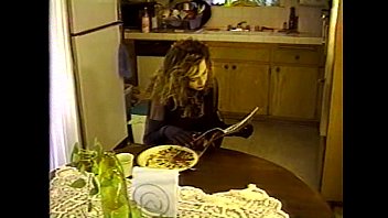 одна дома sex