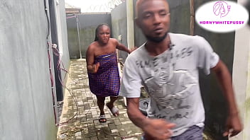 раздвигает ноги sex