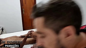 раздвигает ноги sex