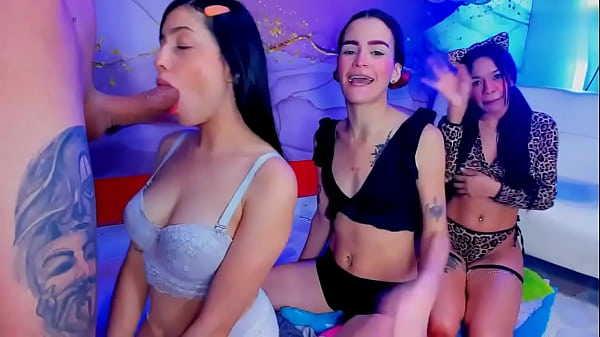 раздевается sex