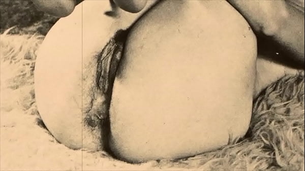 ласкает клитор sex