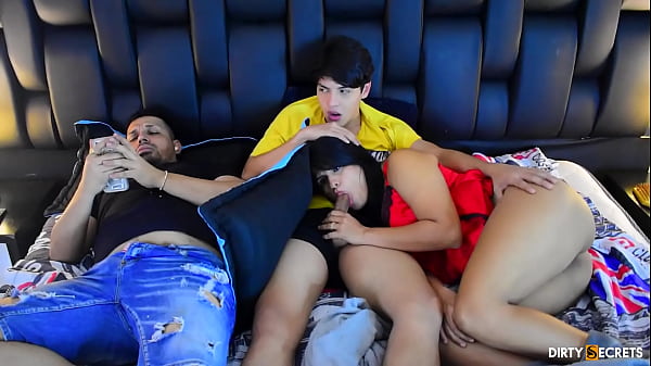 отсасывает sex