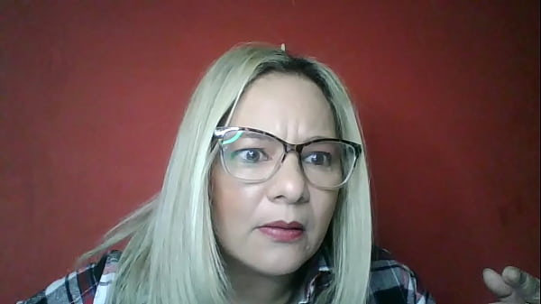 ласкает киску sex